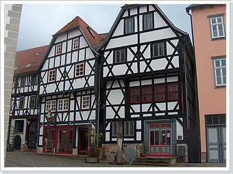 Während eines Spaziergangs durch das historische Stadtzentrum von Schmalkalden werden Ihnen diese liebevoll restaurierten Fachwerkhäuser auffallen.